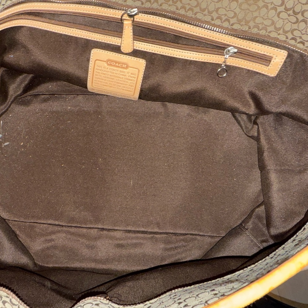 Coach duffle with zipper and interior pockets. - Picture 9 of 12